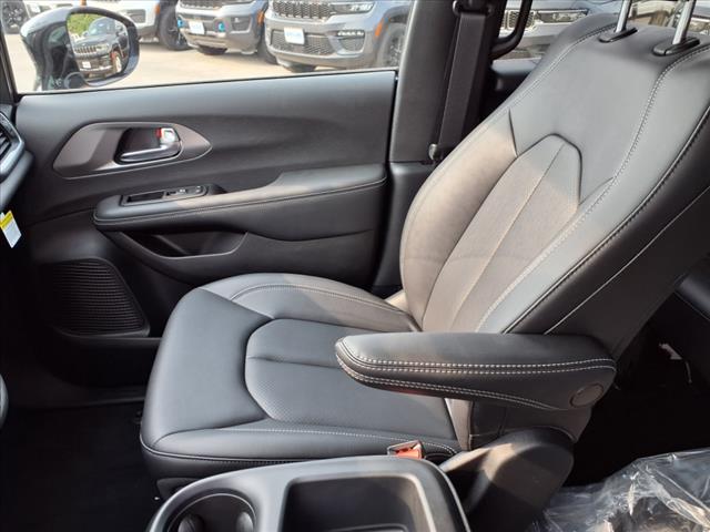 2025 Chrysler Pacifica Select All-Wheel Drive Passenger Van