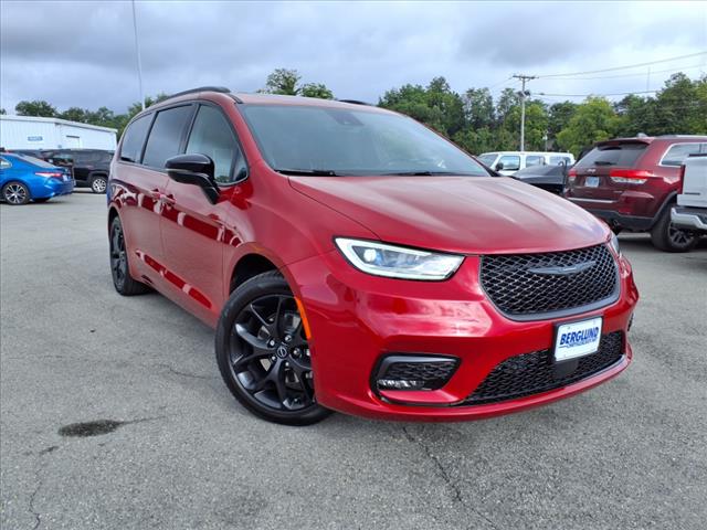 2026 Chrysler Pacifica Limited Front-Wheel Drive Passenger
