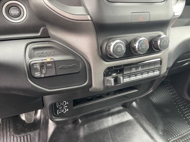 2024 RAM 3500 Tradesman/SLT/Laramie/Limited 4x4 Crew Cab 172.4
