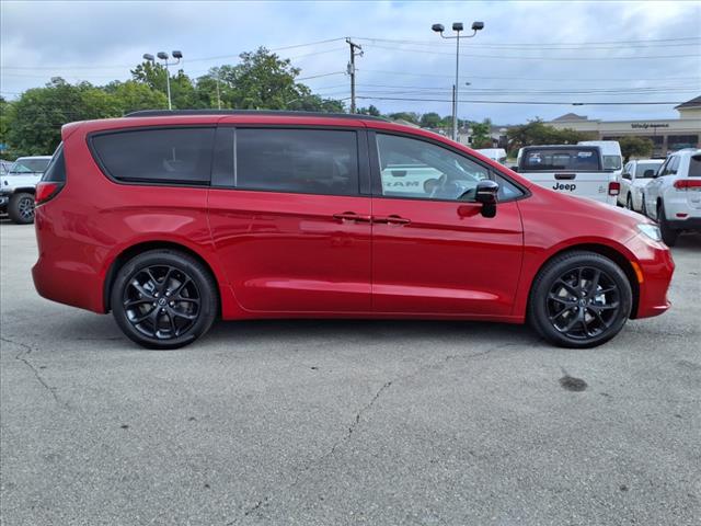 2026 Chrysler Pacifica Limited Front-Wheel Drive Passenger
