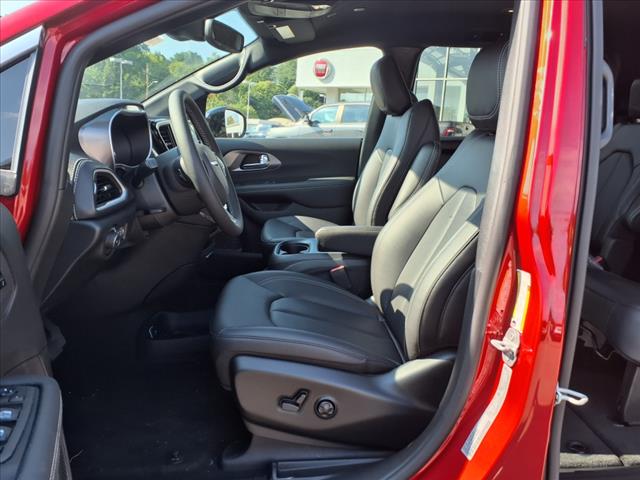 2026 Chrysler Pacifica Select Front-Wheel Drive Passenger