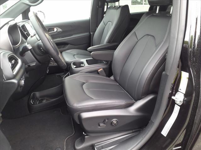 2025 Chrysler Pacifica Select Front-Wheel Drive Passenger Van