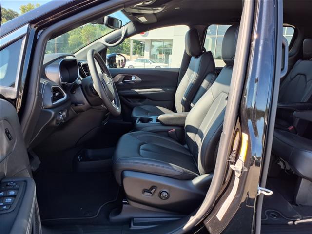 2026 Chrysler Pacifica Select Front-Wheel Drive Passenger