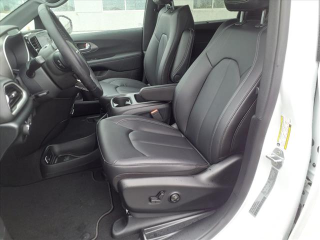 2025 Chrysler Voyager LX Passenger Van