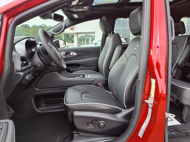 2026 Chrysler Pacifica Limited Front-Wheel Drive Passenger