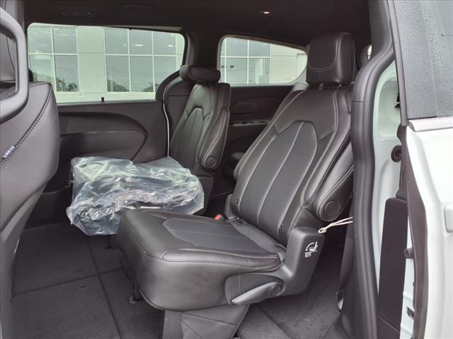 2026 Chrysler Pacifica Select Front-Wheel Drive Passenger