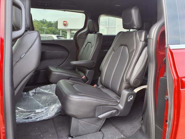 2025 Chrysler Pacifica Select Front-Wheel Drive Passenger