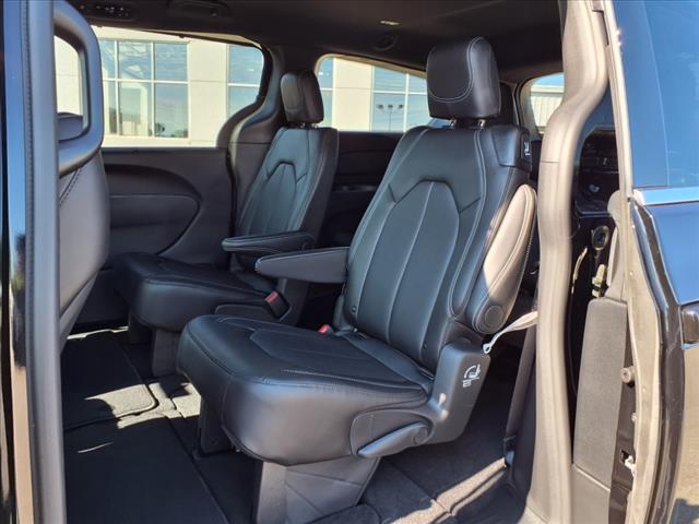 2026 Chrysler Pacifica Select Front-Wheel Drive Passenger