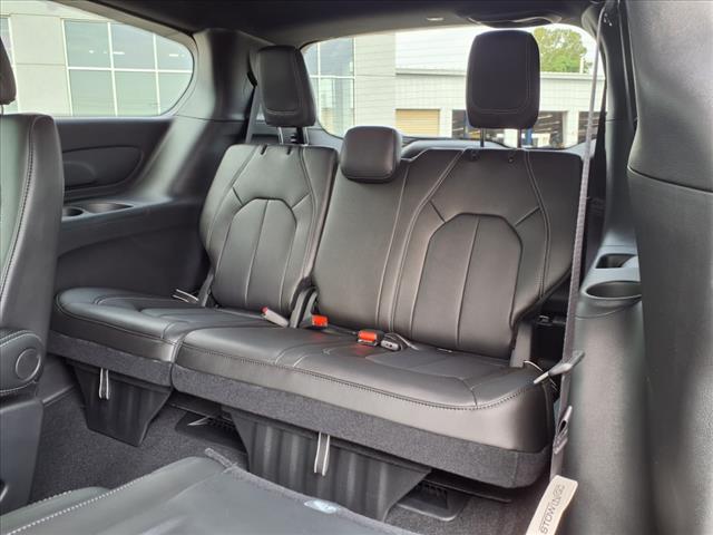 2025 Chrysler Pacifica Select Front-Wheel Drive Passenger