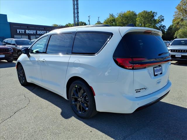 2026 Chrysler Pacifica Select Front-Wheel Drive Passenger Van