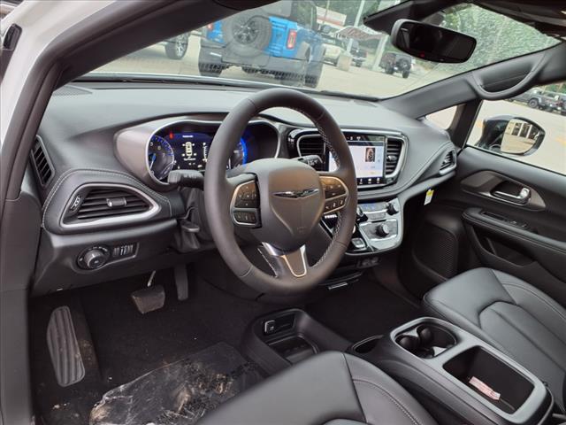 2025 Chrysler Pacifica Select Front-Wheel Drive Passenger Van