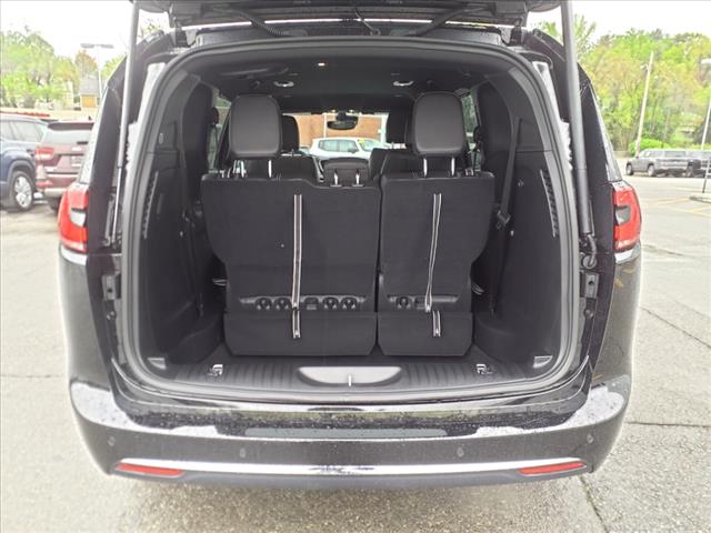 2025 Chrysler Pacifica Select Front-Wheel Drive Passenger Van
