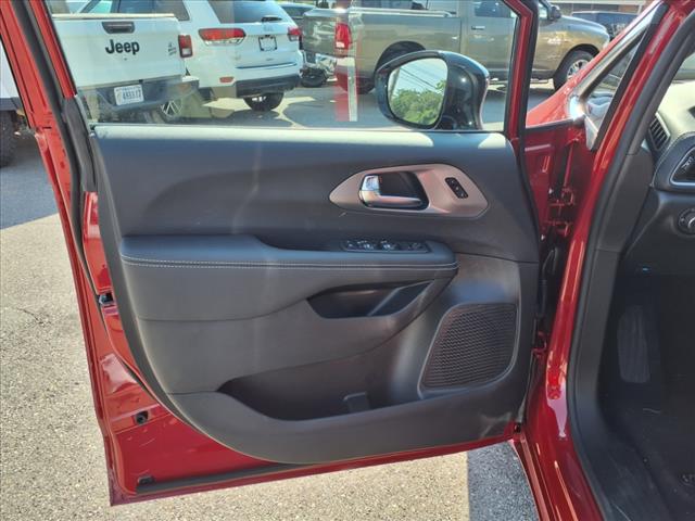 2026 Chrysler Pacifica Select Front-Wheel Drive Passenger