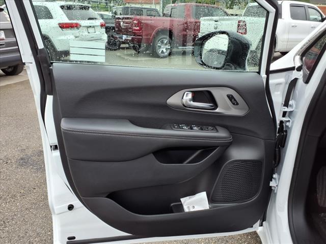 2026 Chrysler Pacifica Select Front-Wheel Drive Passenger