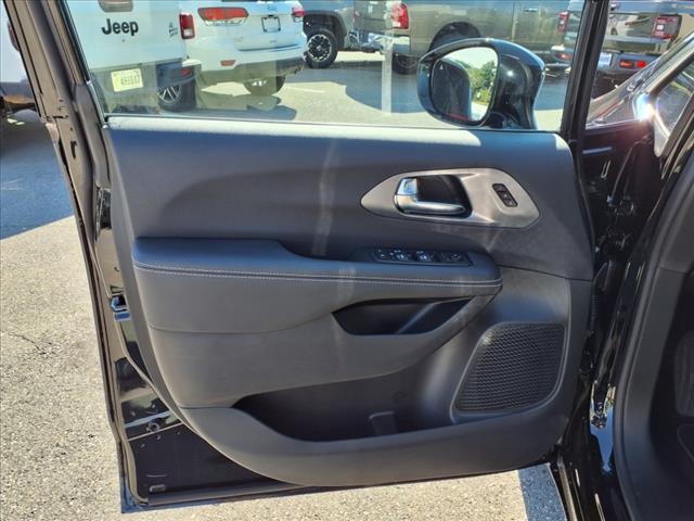 2026 Chrysler Pacifica Select Front-Wheel Drive Passenger