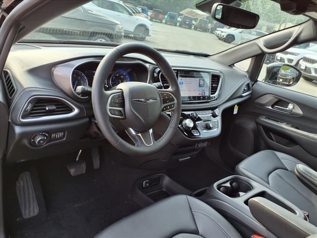 2025 Chrysler Pacifica Select All-Wheel Drive Passenger Van