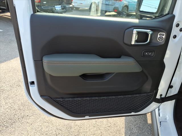 2025 Jeep Gladiator Mojave X 4x4 Crew Cab 5 ft. box