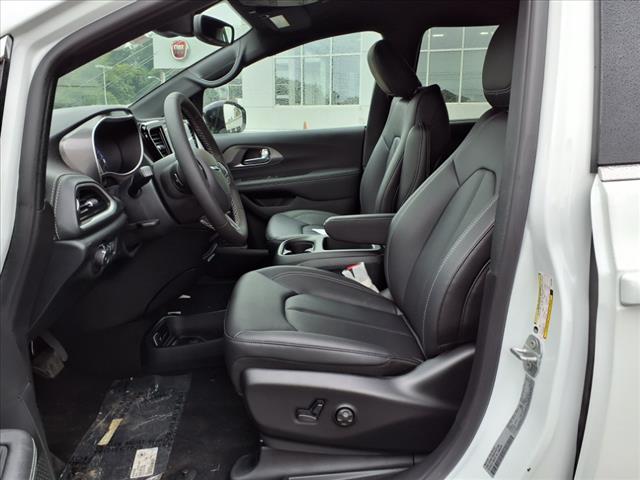 2026 Chrysler Pacifica Select Front-Wheel Drive Passenger