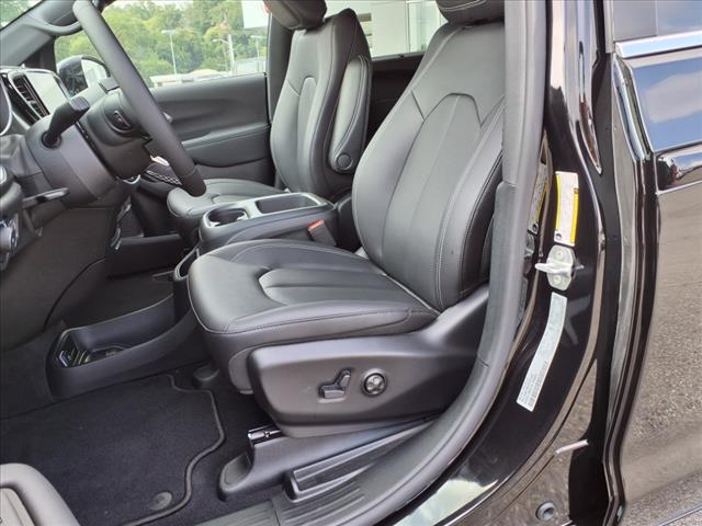 2026 Chrysler Pacifica Select Front-Wheel Drive Passenger Van