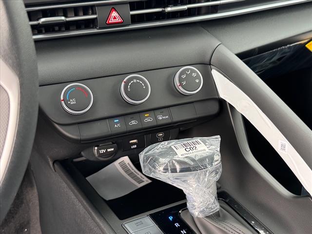 2025 Hyundai ELANTRA SE