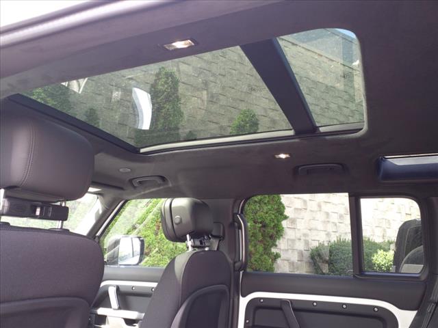 2025 Land Rover Defender 110 V8 P525