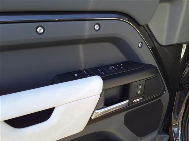 2025 Land Rover Defender 110 V8 P525