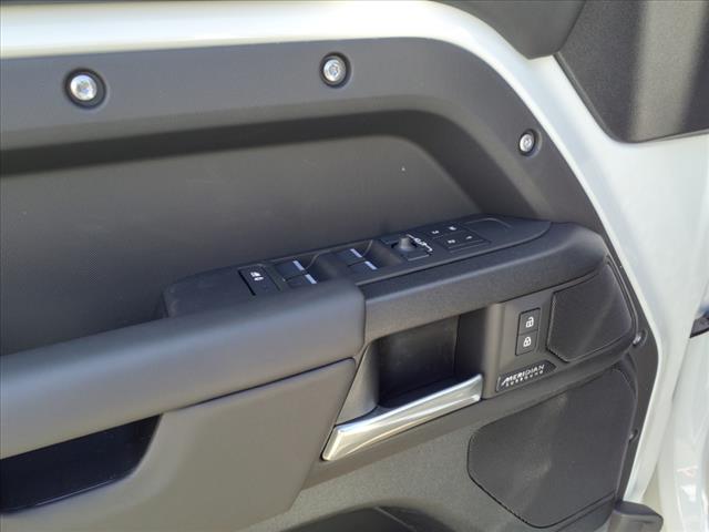 2025 Land Rover Defender 110 V8 P525