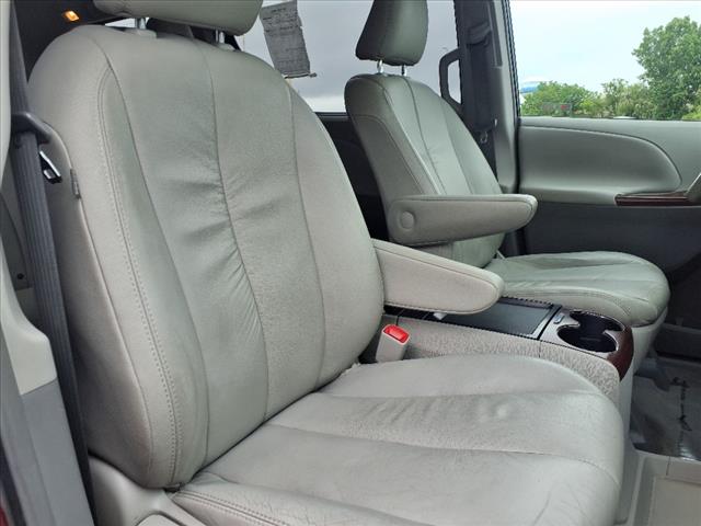 2011 Toyota Sienna  - Photo 10