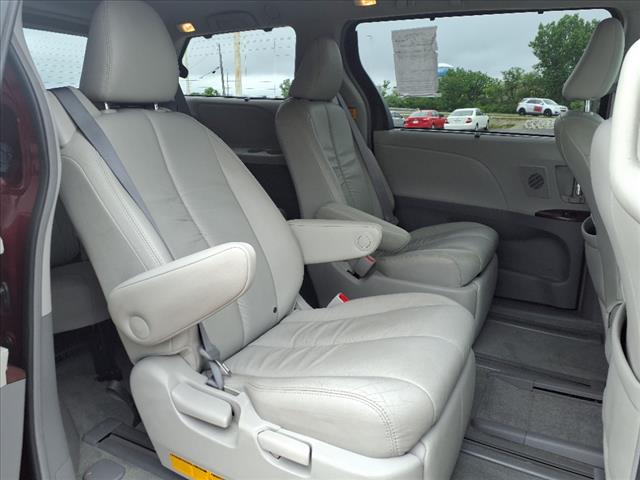 2011 Toyota Sienna  - Photo 11