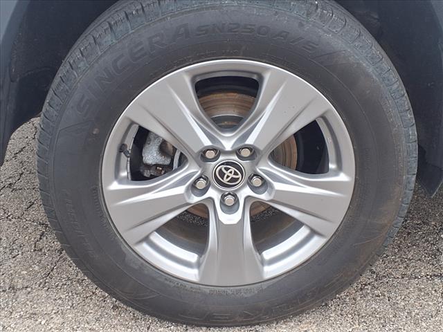 2022 Toyota RAV4 Hybrid XLE - Photo 12