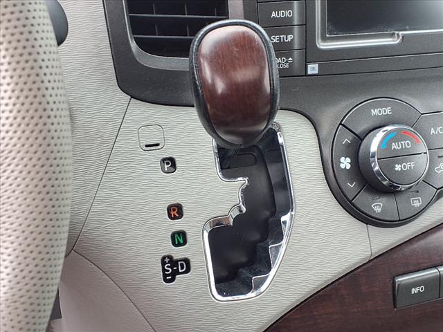 2011 Toyota Sienna  - Photo 14