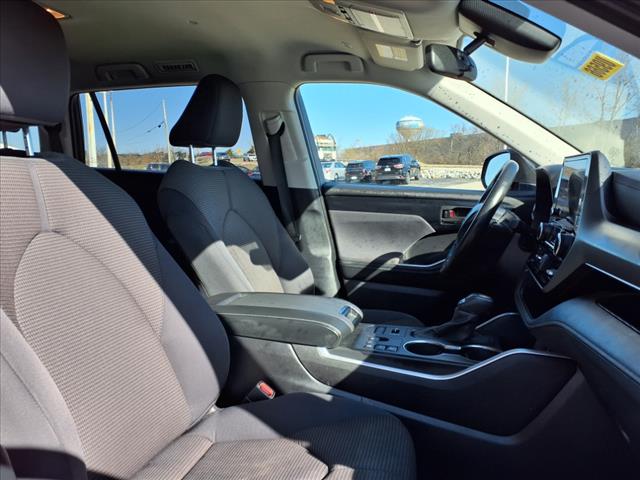 2024 Toyota Highlander LE - Photo 17