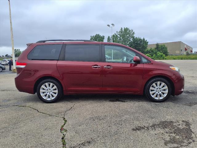 2011 Toyota Sienna  - Photo 2