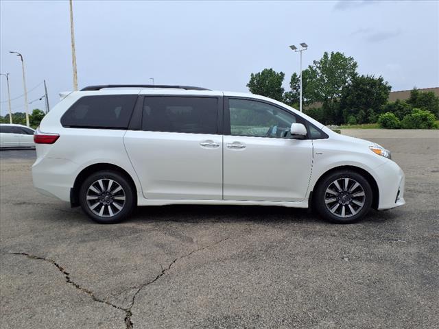2018 Toyota Sienna XLE 7-Passenger - Photo 2