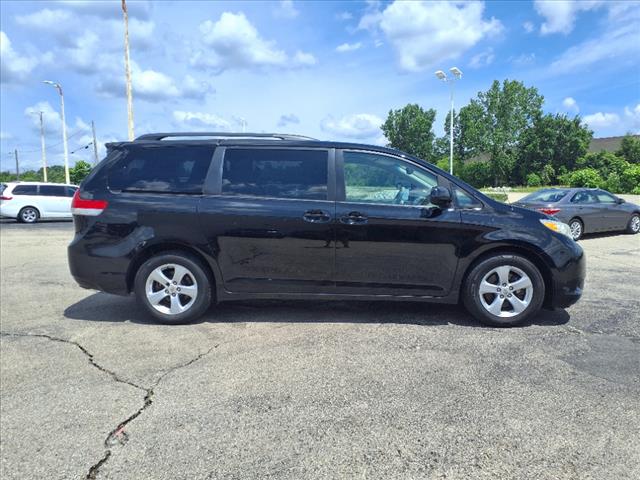 2011 Toyota Sienna LE 8-Passenger - Photo 2