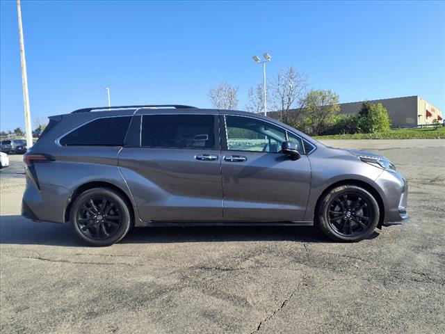 2021 Toyota Sienna XSE 7-Passenger - Photo 2
