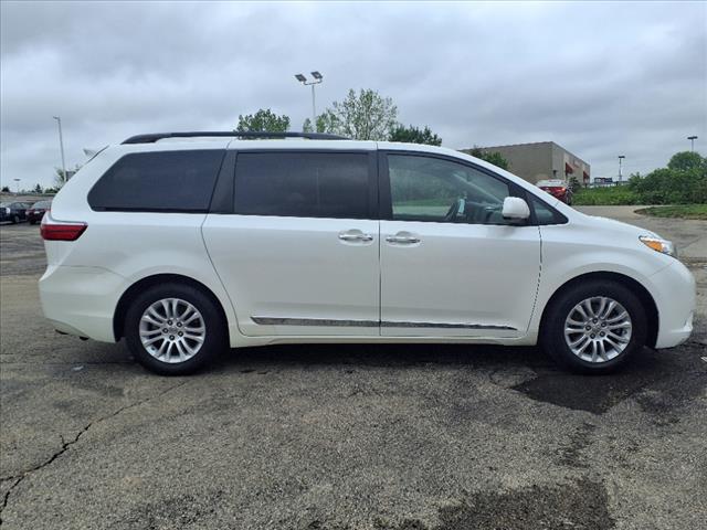 2015 Toyota Sienna XLE 8-Passenger - Photo 2