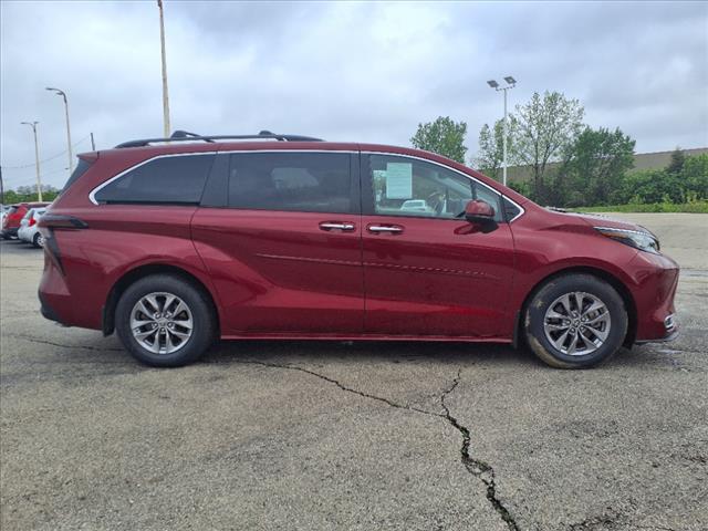 2023 Toyota Sienna XLE 7-Passenger - Photo 2