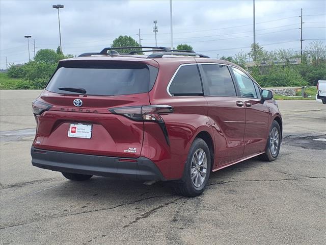 2023 Toyota Sienna XLE 7-Passenger - Photo 3
