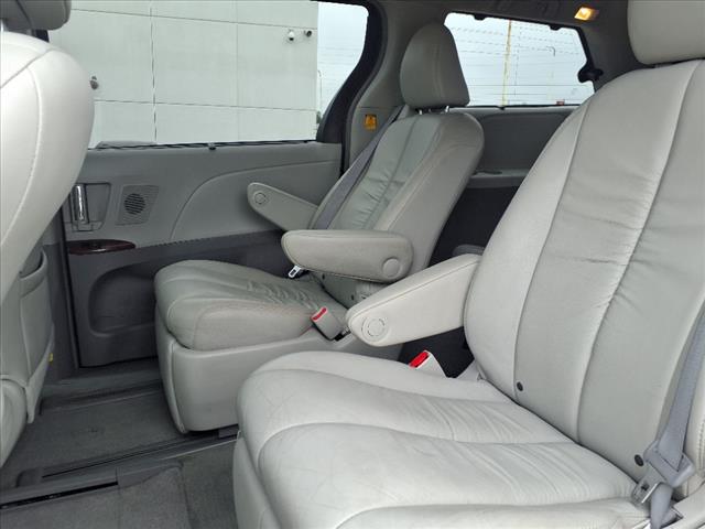 2011 Toyota Sienna  - Photo 5