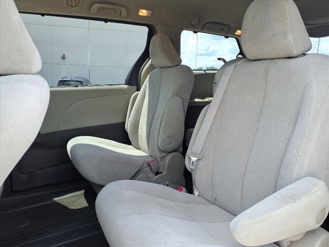 2011 Toyota Sienna LE 8-Passenger - Photo 5