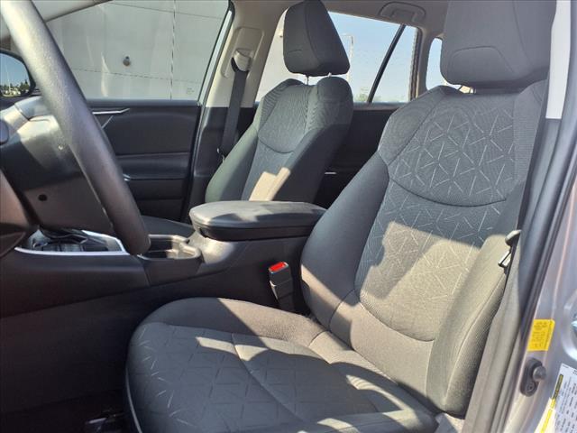 2021 Toyota RAV4 XLE - Photo 6