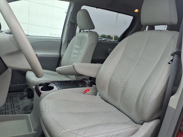2011 Toyota Sienna  - Photo 6