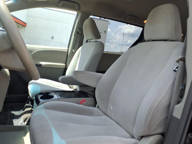 2011 Toyota Sienna LE 8-Passenger - Photo 6