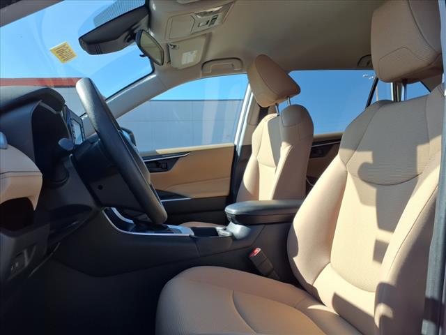 2022 Toyota RAV4 LE - Photo 7