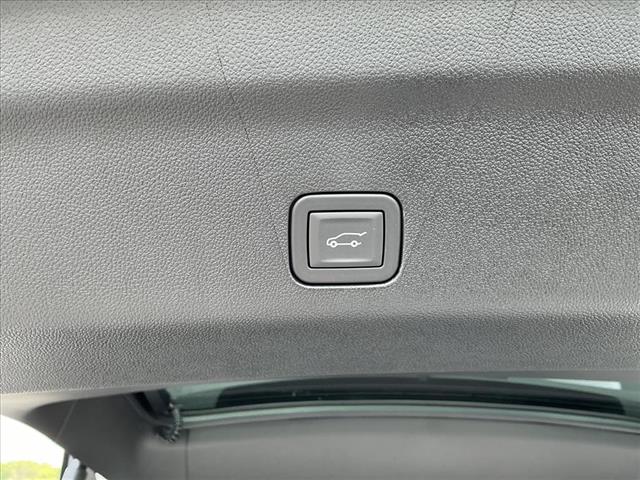 2025 Chevrolet Suburban Premier photo 16