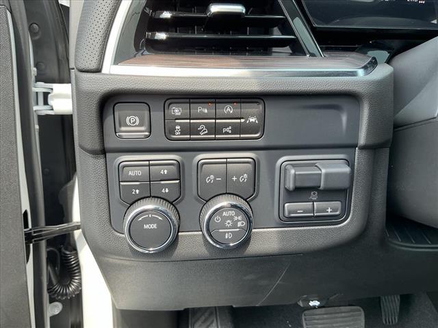 2025 Chevrolet Suburban Premier photo 24