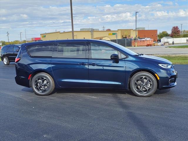 2024 Chrysler Pacifica Plug-In Hybrid S Appearance