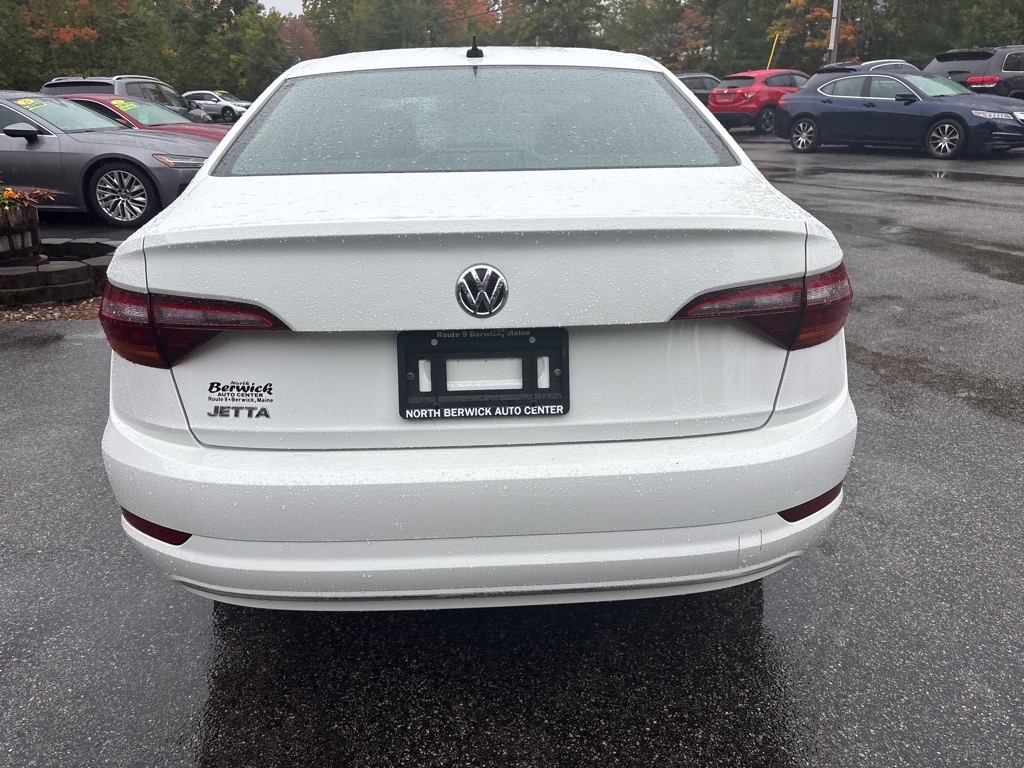 2019 Volkswagen Jetta SE R-Line photo 2