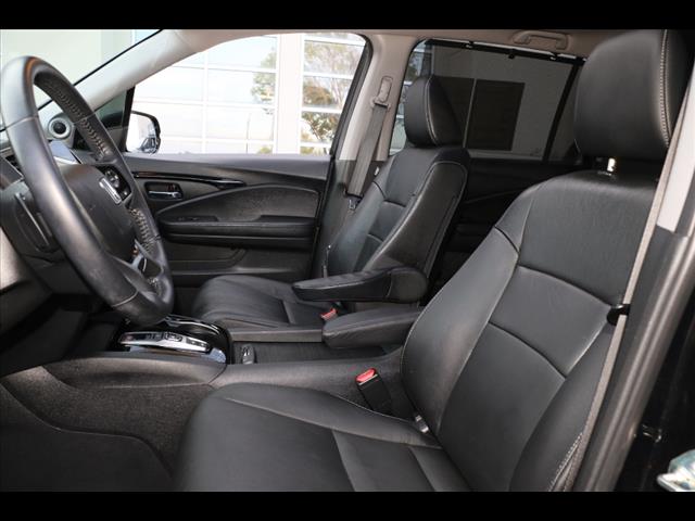 2021 Honda Pilot Touring w/Rear Captain